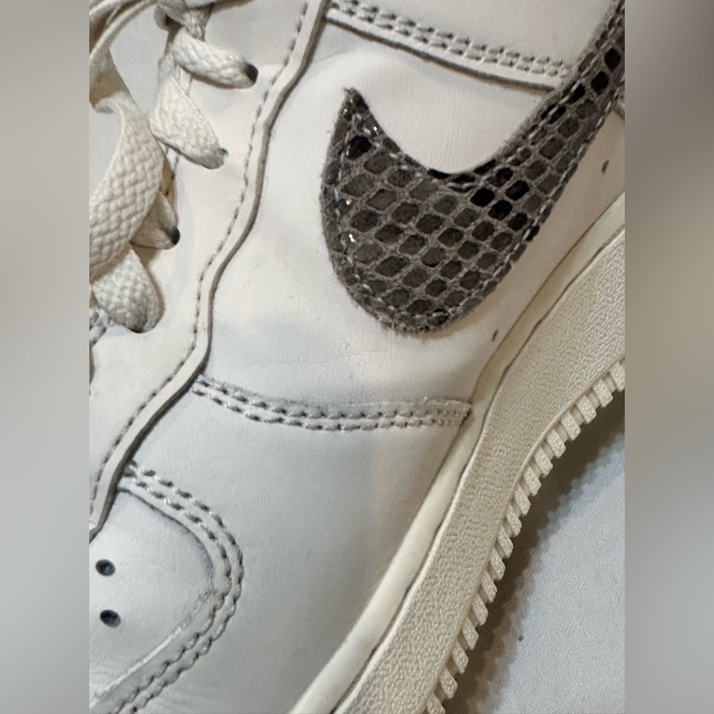 Nike Women's Air Force 1 '07 "Snakeskin Phantom/Iron Ore - Picture 8 of 15
